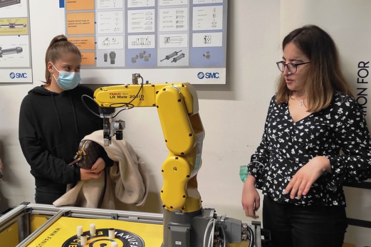 Centar u Tuzli ruši stereotipe: Ženama robotika nije bauk