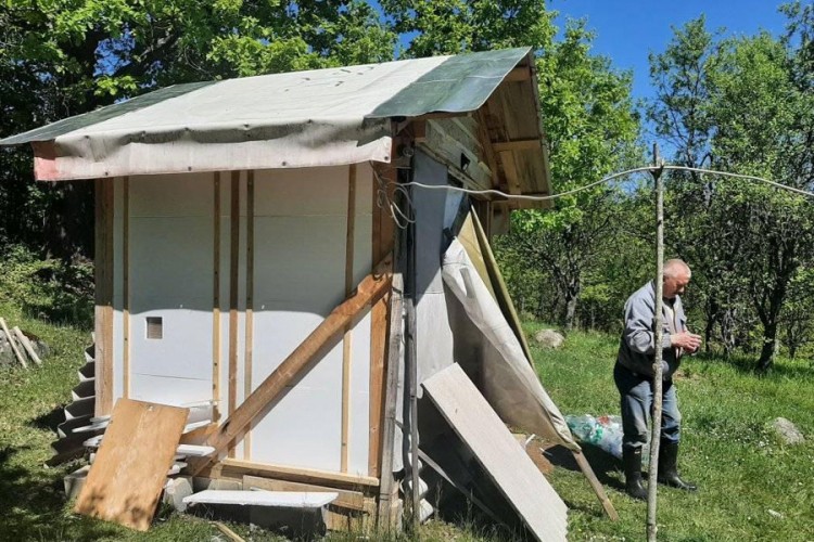 Banjalučanin u kolibici od pet kvadrata čeka pomoć i zimu