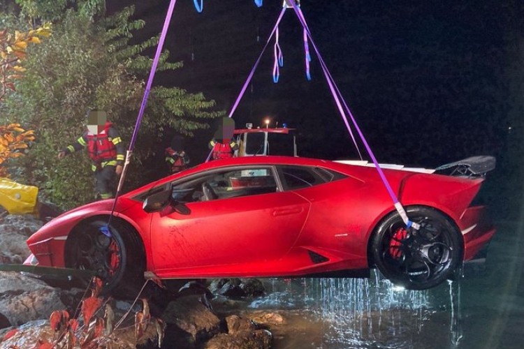 Pobrkao kočnicu i gas, pa uletio Lamborghinijem u jezero