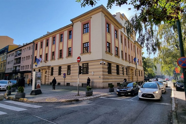 Optužen da je pokušao podmititi policajce