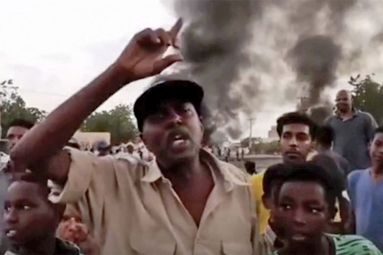 Sudan: Proglašeno vanredno stanje, raspuštena vlada