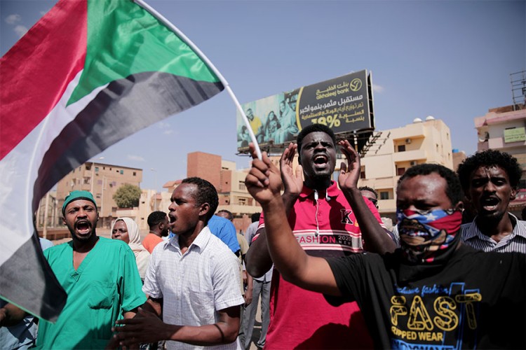 Demonstranti u Sudanu pozivaju na revoluciju, pale prve žrtve