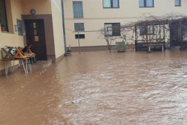 Vatrogasci na terenu u Istočnom Sarajevu, pomažu u ispumpavanju vode
