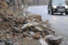 Upozorenje vozačima: Voda i opasnost od odrona na većini putnih ...