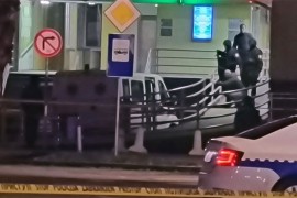 Drama ispred dobojskog Doma zdravlja, muškarac u sanitetskom vozilu sa ...