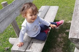 Dan žalosti u Kaknju zbog smrti malene Džene, danas sahrana