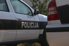 Težak sudar dva automobila, jedan završio na krovu i bez točka