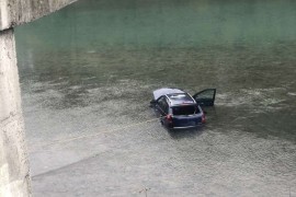 Objavljen snimak incidenta u Foči: Muškarci auto guraju u Drinu