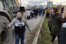 Tuča na protestu u Šapcu: Aktivisti blokirali put, vozač bagera ...