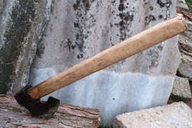 U Hrvatskoj tinejdžerka sjekirom napala socijalne radnice