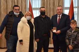 Poznati prevarant uručio odlikovanje Viškoviću