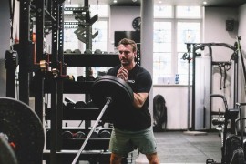 Trening za jači pol: Šta izabrati - slobodne tegove ili sprave za ...