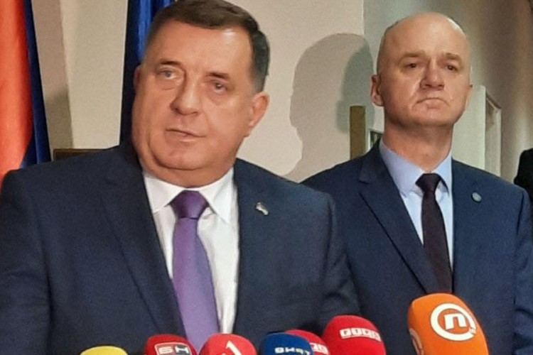 Dodik: Građani da ne brinu za snabdijevanje naftom