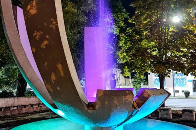 "Disko-rasvjeta" na spomeniku u Mostaru