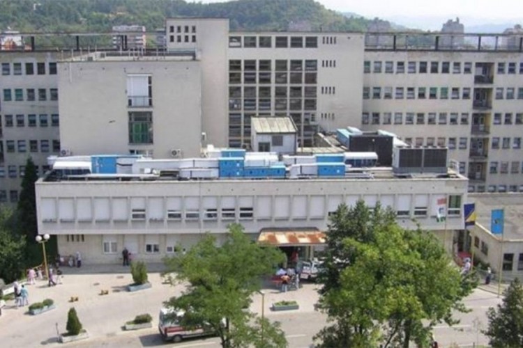 Vozeći bicikl udarila u stub ulične rasvjete i poginula
