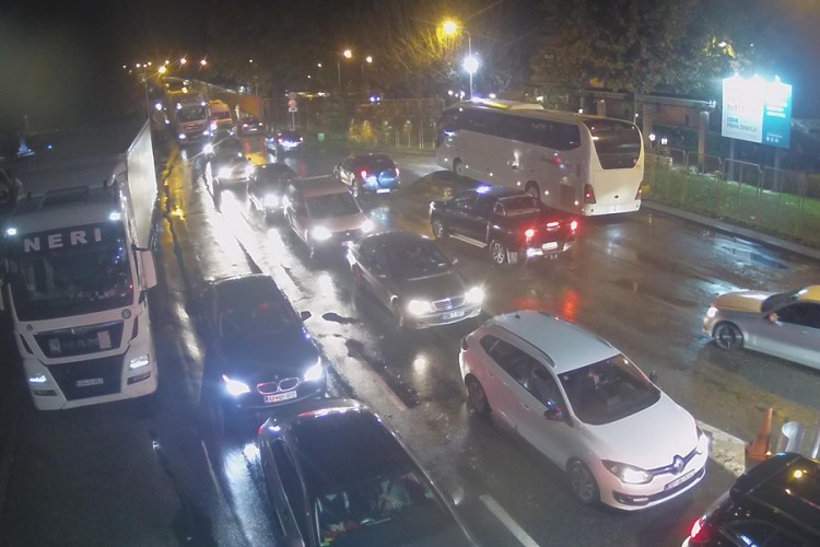 Gužve na graničnim prelazima Gradiška, Rača, Orašje i Velika Kladuša