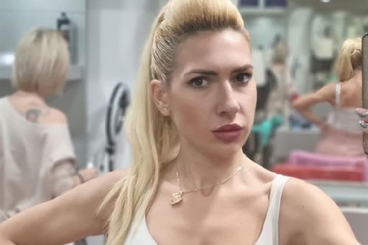 Jovana Jeremić raspametila dekolteom