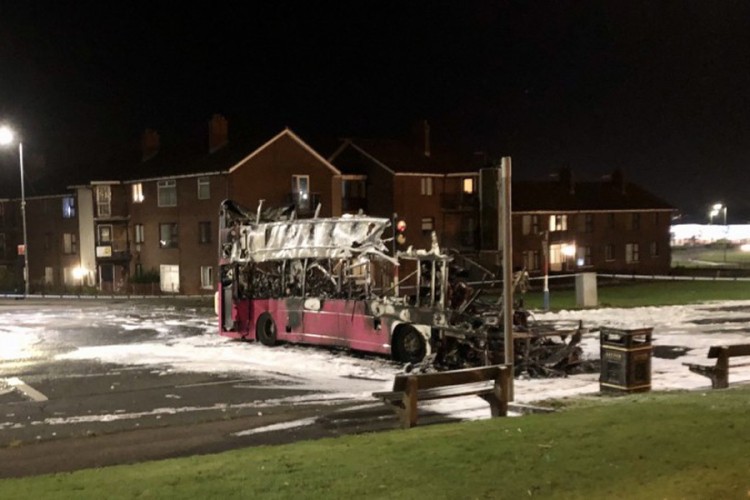 Otet i zapaljen autobus u Belfastu