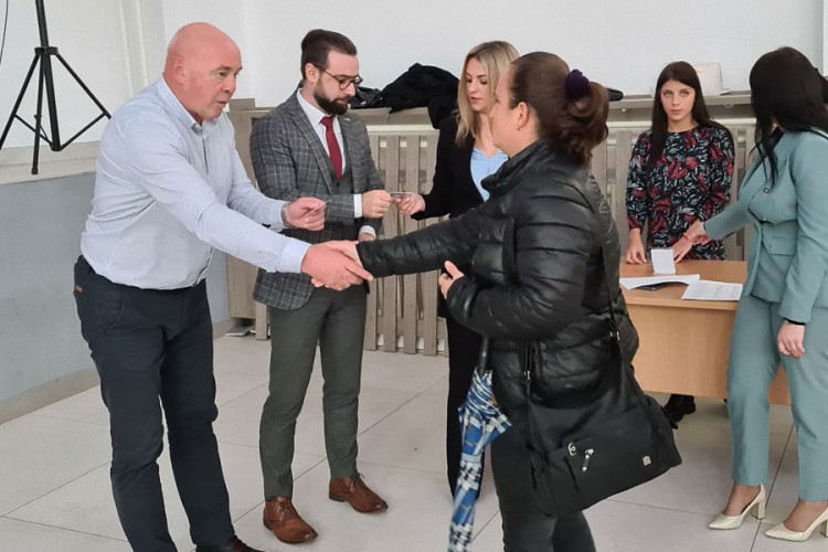 Višečlanim porodicama 146 ponosnih kartica