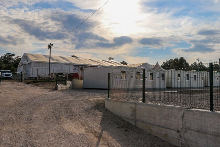 Struja odgodila useljavanje migranata u kontejnere