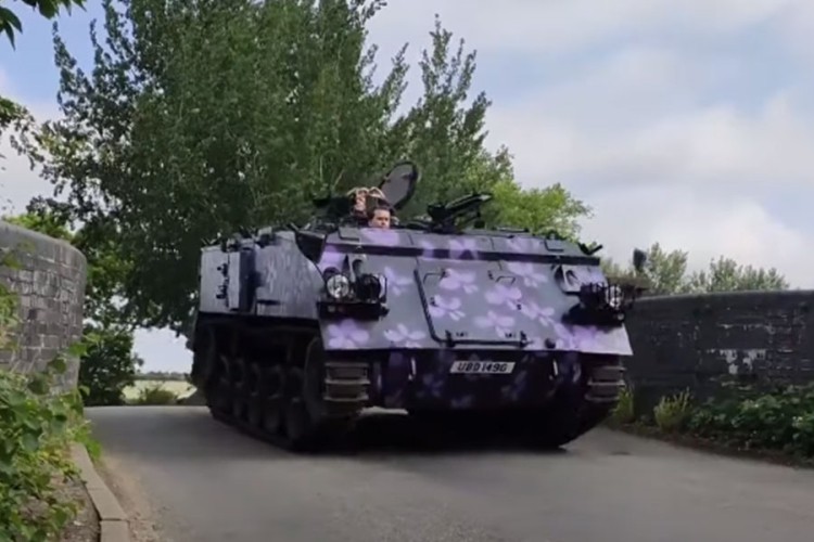 Britanac nudi vožnju u tenk taksiju
