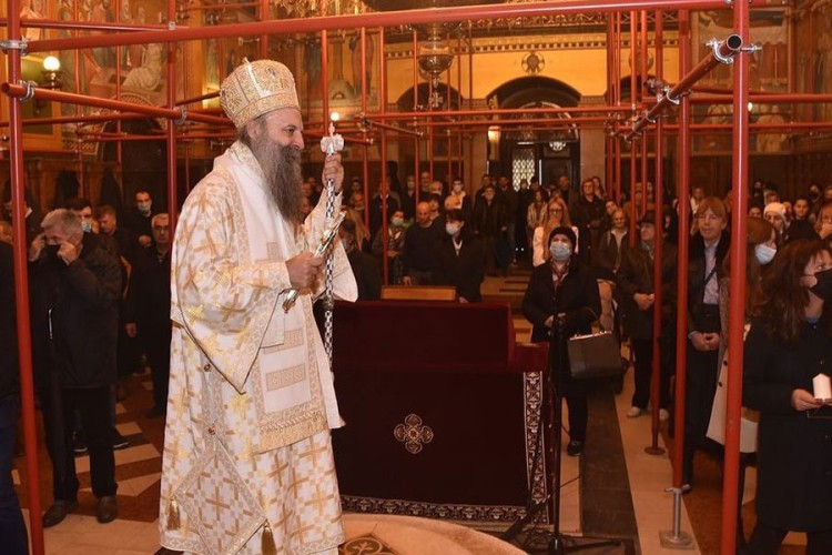 Porfirije: Upalimo sveću za sve postradale u Vukovaru