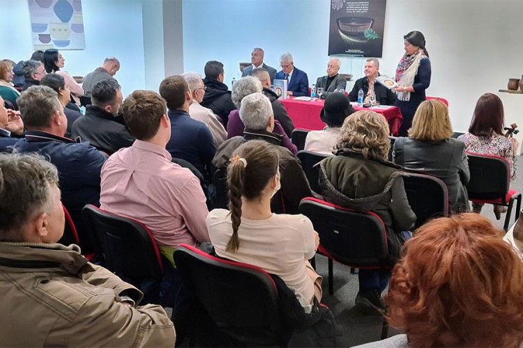 Promovisana knjiga o pjesniku i sportisti Milanu Kuzmiću