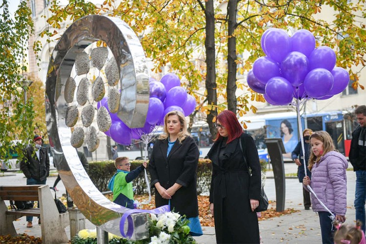 Položeni vijenci na spomenik 12 beba u Banjaluci