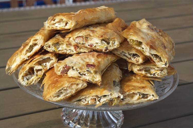 Pita sa slaninicom i lukom