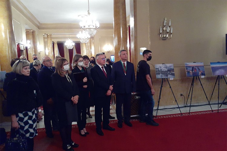 Kalabuhov i Gudeljevićeva otvorili izložbu "Najljepša zemlja"