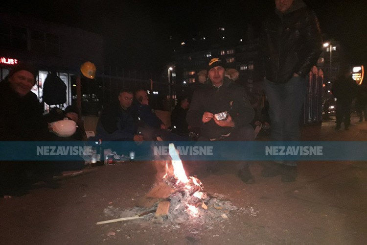 Rudari ostaju ispred Vlade FBiH, građani im donose hranu
