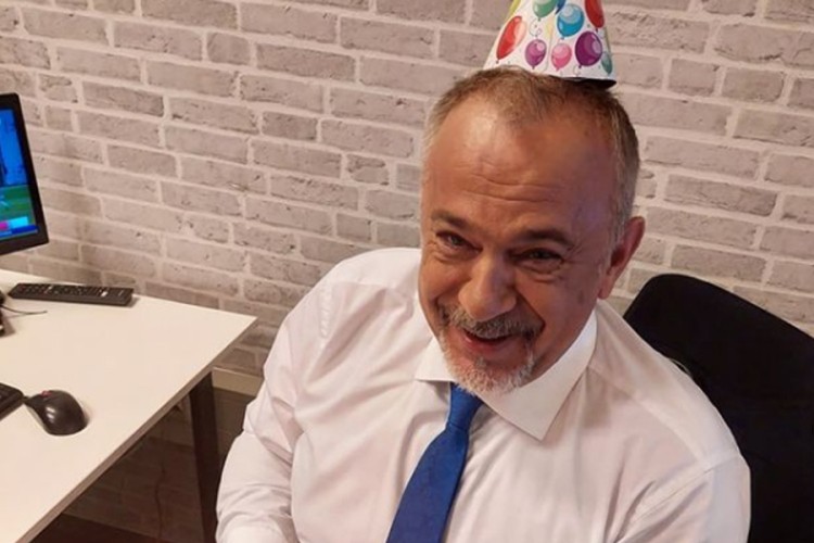 Šprajc pokazao tortu s posebnom porukom za "drugi rođendan"