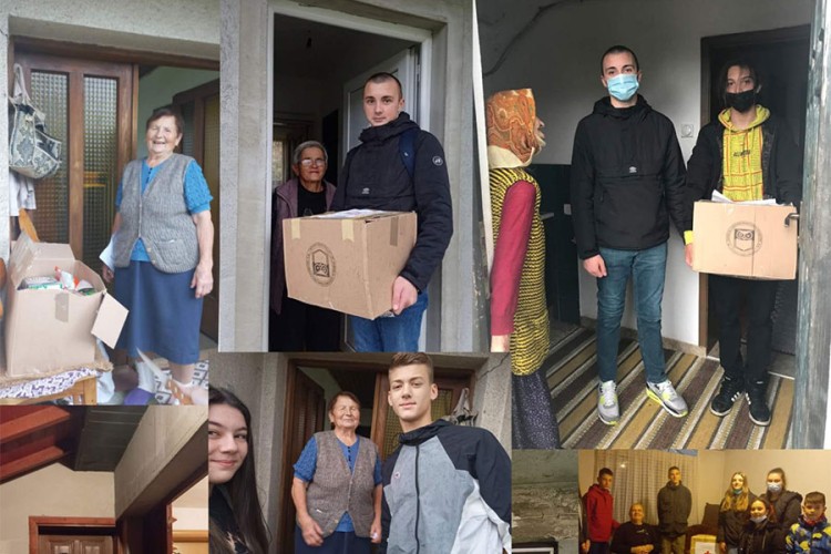 Banjalučki osnovci podijelili 100 paketa starijim građanima