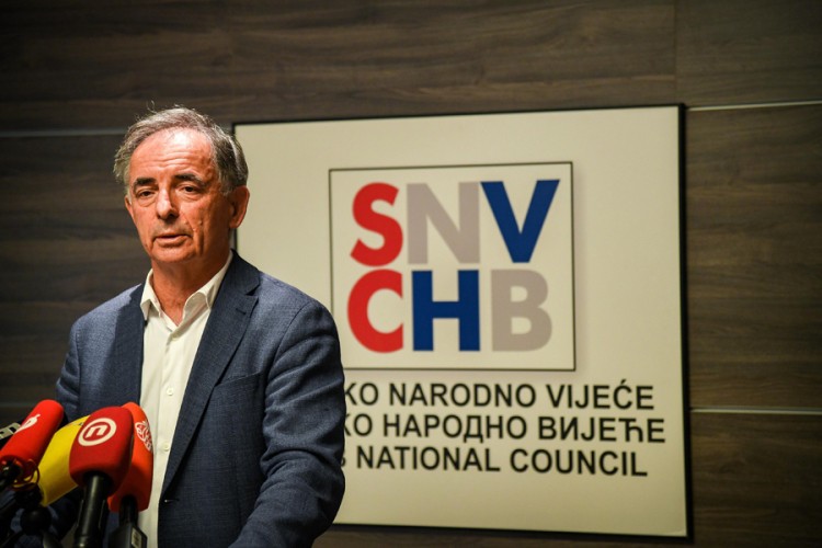 Uvredljiva poruka na interfonu Milorada Pupovca