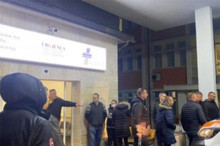 Iz kalašnjikova pucano na autobus kod Dečana, više poginulih
