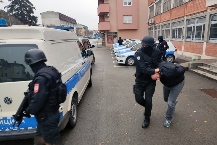 U Gradišci zbog droge uhapšena dva konobara i radnik benzinske pumpe