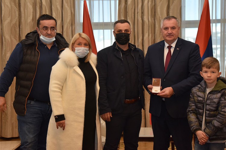 Poznati prevarant uručio odlikovanje Viškoviću