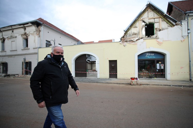 Petrinjci: Još nijedna lopata nije zabodena za gradnju