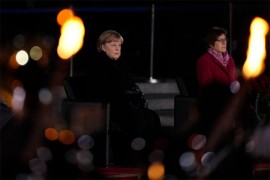 Angelu Merkel ispratila vojska uz veliku ceremoniju pod bakljama