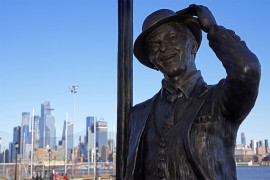 Frank Sinatra dobio bronzani kip u rodnom gradu