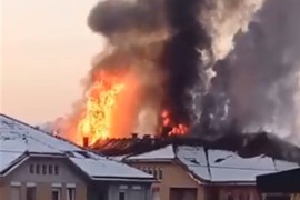 Gori zgrada u Novom Sadu