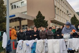 Zdravstveni radnici u Konjicu skinuli bijele mantile i prestali da rade