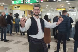 "Unajmi Srbina" - u opancima i jeleku sa rakijom u ruci pokazuje ...