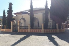 Trebinje: Ispisala grafite na stubićima džamije