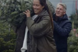 Ana i Bastijan kupili jelku, pa se "posvađali" oko muzike u kolima