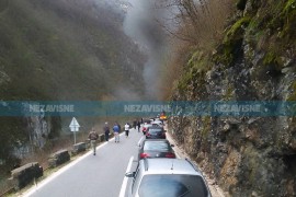 Zapalio se auto, u kanjonu Tijesno velika gužva