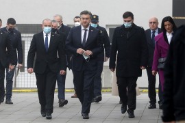 Plenković u Petrinji dočekan zvižducima i grudvama