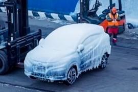 Doplovili u luku sa potpuno zaleđenim automobilima na palubi