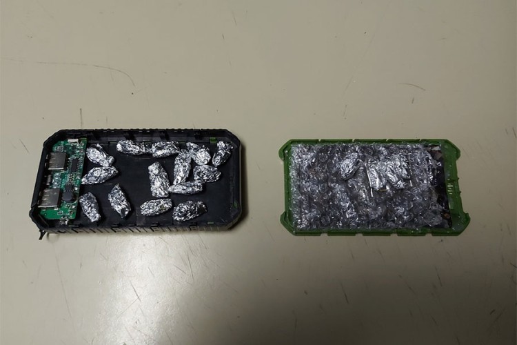 U solarnom punjaču za telefon pronađena droga