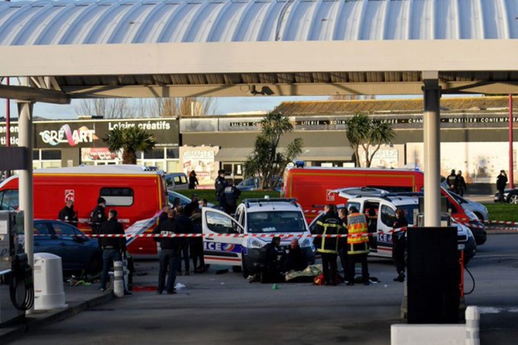 Obučen kao nindža ukrao auto i samurajskim mačem napao policajke